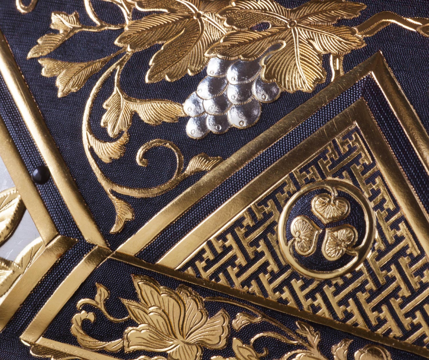 端花熨斗釘隠し金具（拡大）